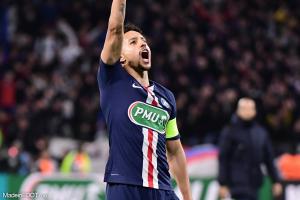 Marquinhos en communion avec les supporters.