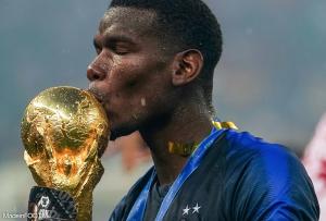 Paul Pogba avec le trophée de la coupe du Monde.