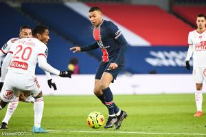 Mbappé avec le ballon