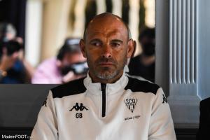 Gérald Baticle en colère après la défaite d'Angers SCO face au PSG