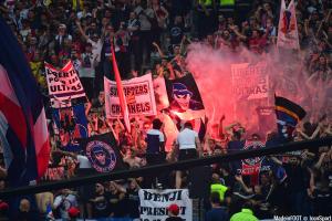 Les supporters parisiens encouragent le PSG
