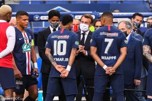 Nasser Al-Khelaïfi, le président du Paris Saint-Germain, ici aux côtés d'Emmanuel Macron, le Président de la République.