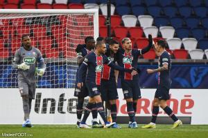 Les joueurs parisiens célébrant un but
