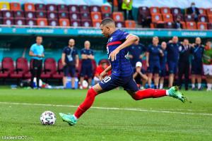 Kylian Mbappé en train de tirer le penalty