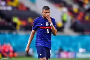 Kylian Mbappé avec le maillot de la France