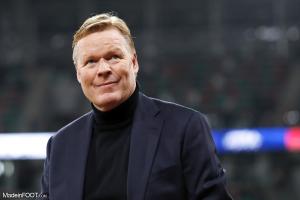 Koeman sur le bord du terrain