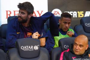 Neymar et Piqué sur le banc du Barça en 2017.