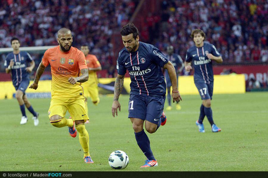 Daniel Alves face à Lavezzi
