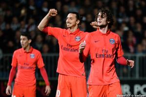 Adrien Rabiot et Zlatan Ibrahimovic (PSG) qui célèbrent un but en 2015