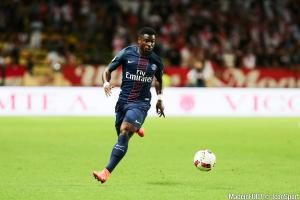 Serge Aurier (PSG) suscite l'intérêt du FC Barcelone.