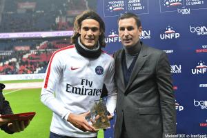 Cavani et son trophée de joueur du mois