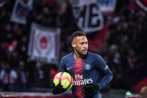 Paris défend Neymar