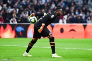 Mandanda avec le ballon