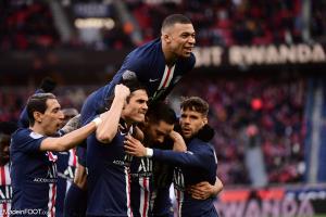 Kylian Mbappé célèbre un but avec Angel Di Maria et ses coéquipiers