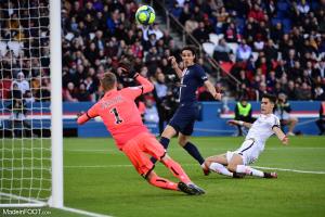 Edinson Cavani pisté par Naples