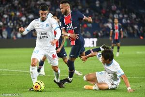 Alvaro Gonzalez au duel avec Neymar