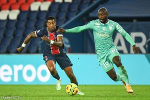 Presnel Kimpembe au duel avec Stéphane Bahoken