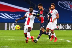 Neymar a porté le brassard