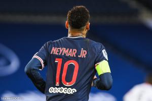Neymar avec le brassard de capitaine