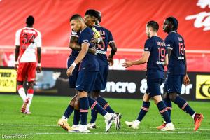 Les joueurs parisiens célébrant un but