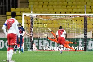 Navas faisant un arrêt