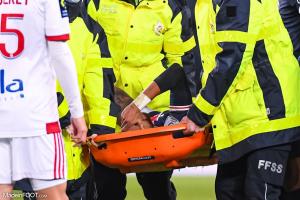 Neymar est sorti en boitant