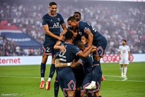 Les joueurs parisiens célébrant un but