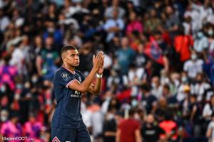 Mbappé applaudit le public