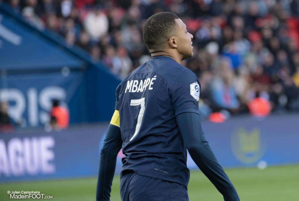 PSG : Kylian Mbappé a posé avec le maillot de la saison prochaine