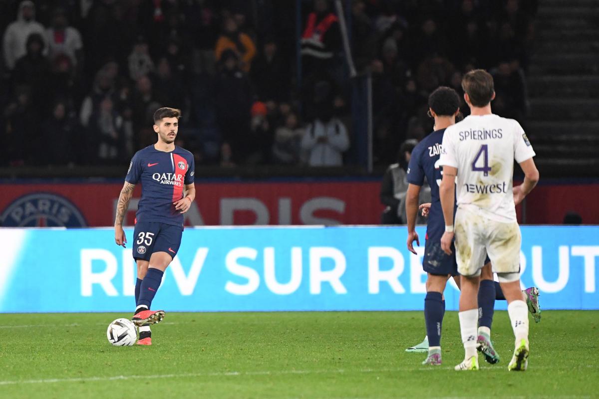 PSG: les supporters criaient à chaque fois que je touchais le ballon,  Beraldo impressionné par le public parisien pour sa première