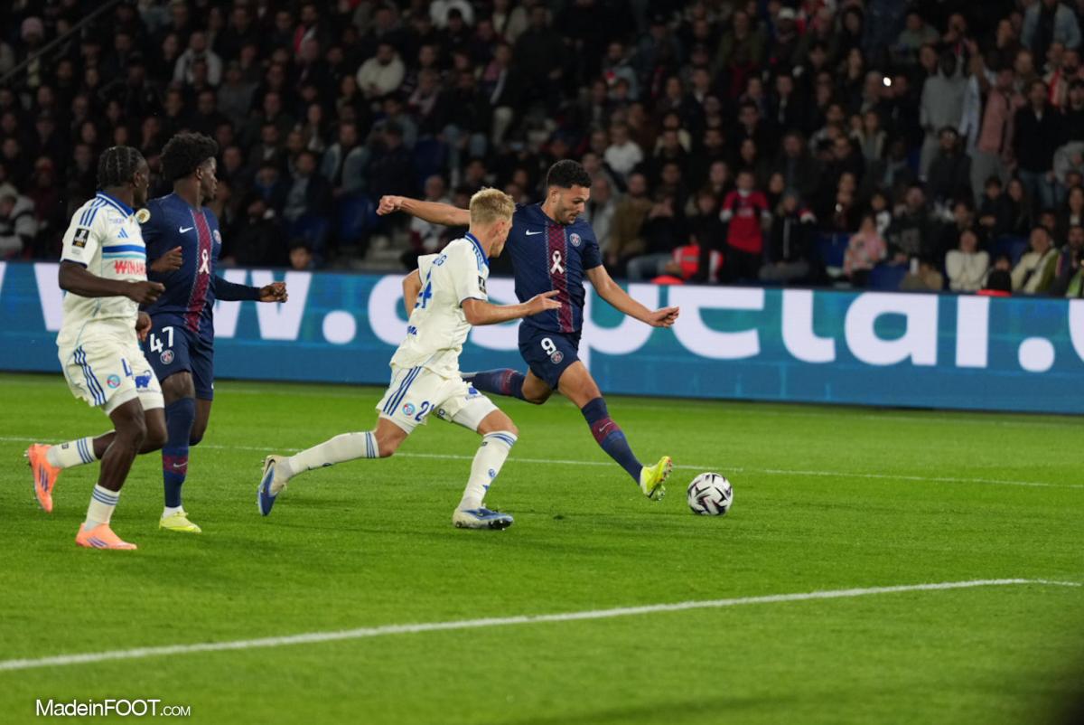 FANION 10*09 CM PARIS SAINT-GERMAIN PSG Vs FC.METZ 1/8 COUPE