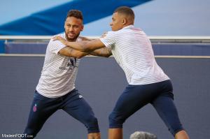 Neymar et Mabppé en train de s'échauffer