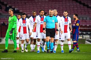 Kuipers lors du match opposant Barcelone à Paris